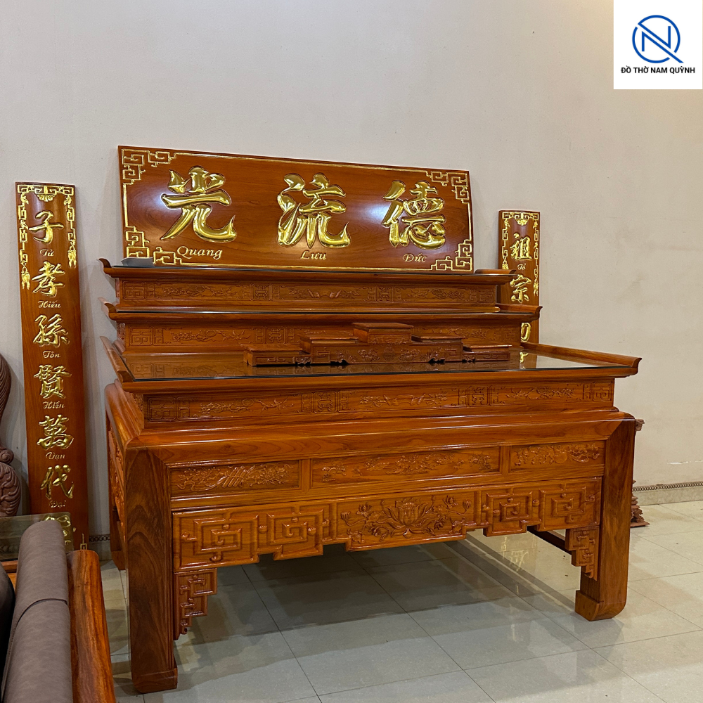 Bàn thờ gia tiên có kính trên mặt bàn tại Đồ Thờ Nam Quỳnh