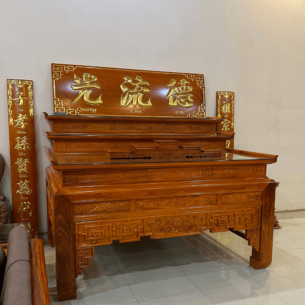 Bàn thờ gia tiên có kính trên mặt bàn tại Đồ Thờ Nam Quỳnh
