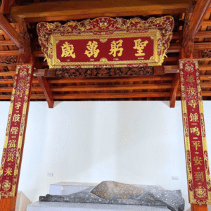 Hoành phi câu đối song long chầu nguyệt sơn son thếp vàng đẹp tại Đồ Thờ Nam Quỳnh