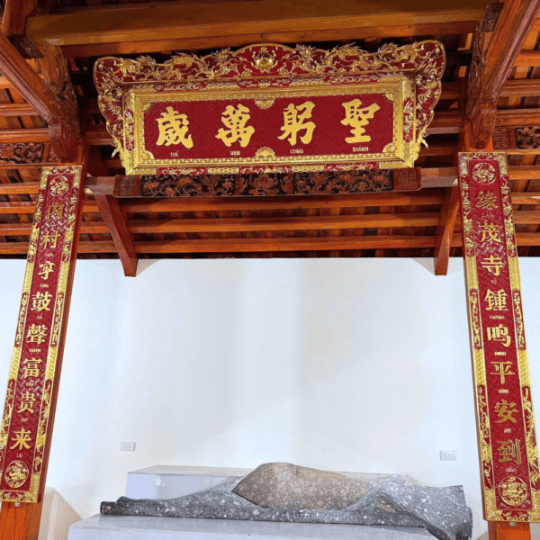 Hoành phi câu đối song long chầu nguyệt sơn son thếp vàng đẹp tại Đồ Thờ Nam Quỳnh